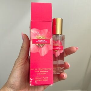 Rare/ discontinued Victoria’s secret sweet daydream 1oz spray. New with box..